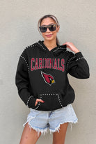 ARIZONA CARDINALS CATCH THE VIBE STUDDED DETAIL FLEECE FRONT POCKET HOODIE