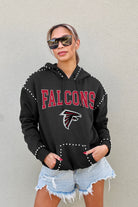 ATLANTA FALCONS CATCH THE VIBE STUDDED DETAIL FLEECE FRONT POCKET HOODIE