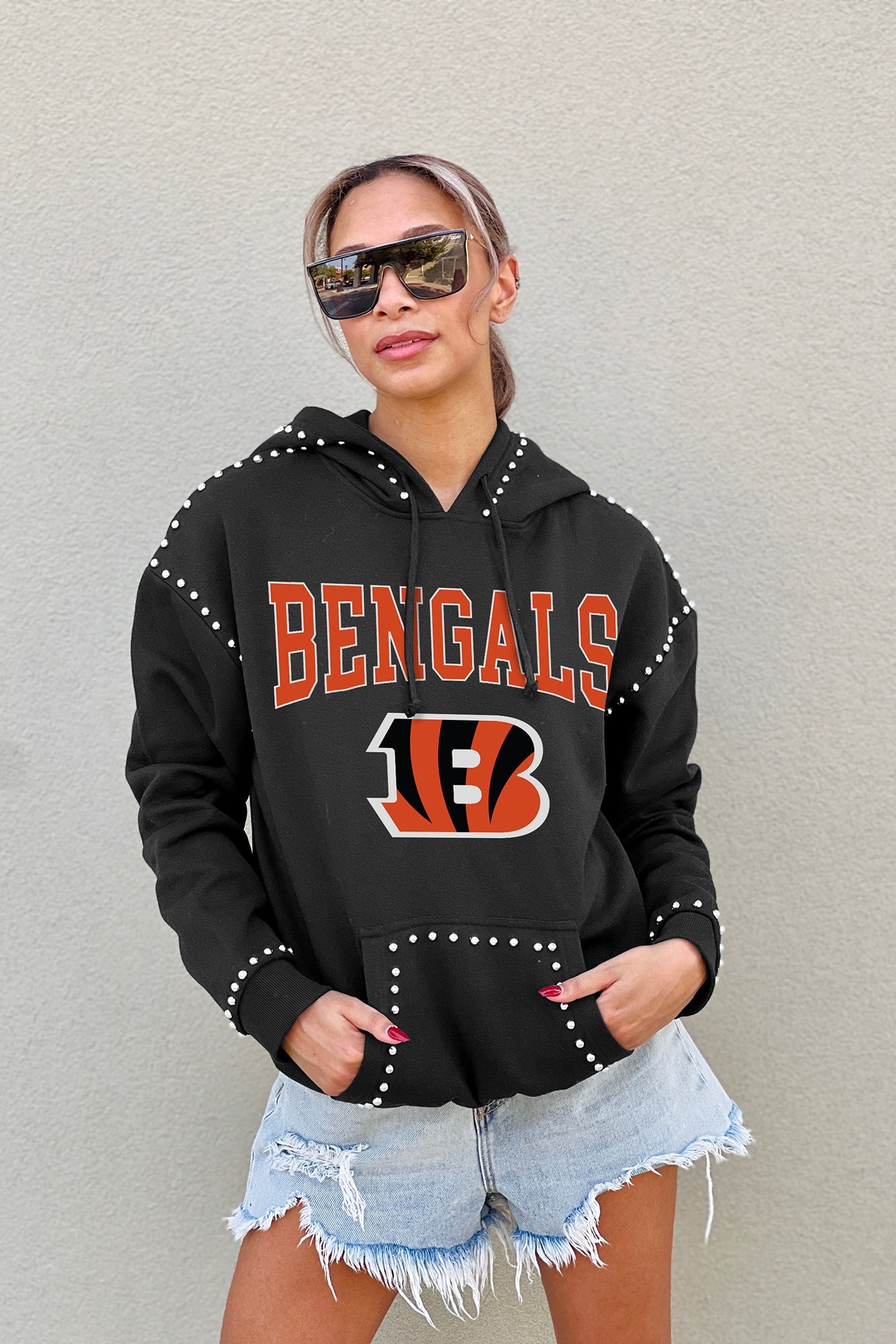 CINCINNATI BENGALS CATCH THE VIBE STUDDED DETAIL FLEECE FRONT POCKET HOODIE