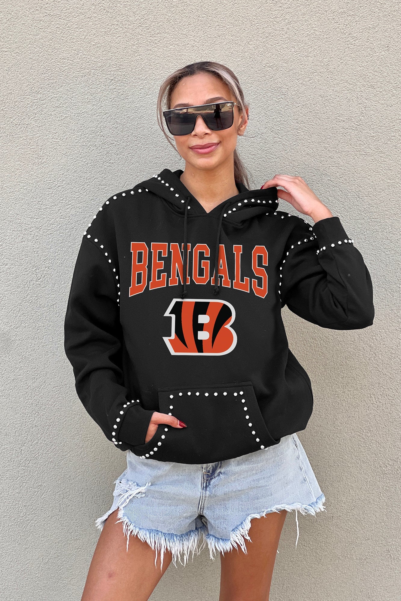 CINCINNATI BENGALS CATCH THE VIBE STUDDED DETAIL FLEECE FRONT POCKET HOODIE