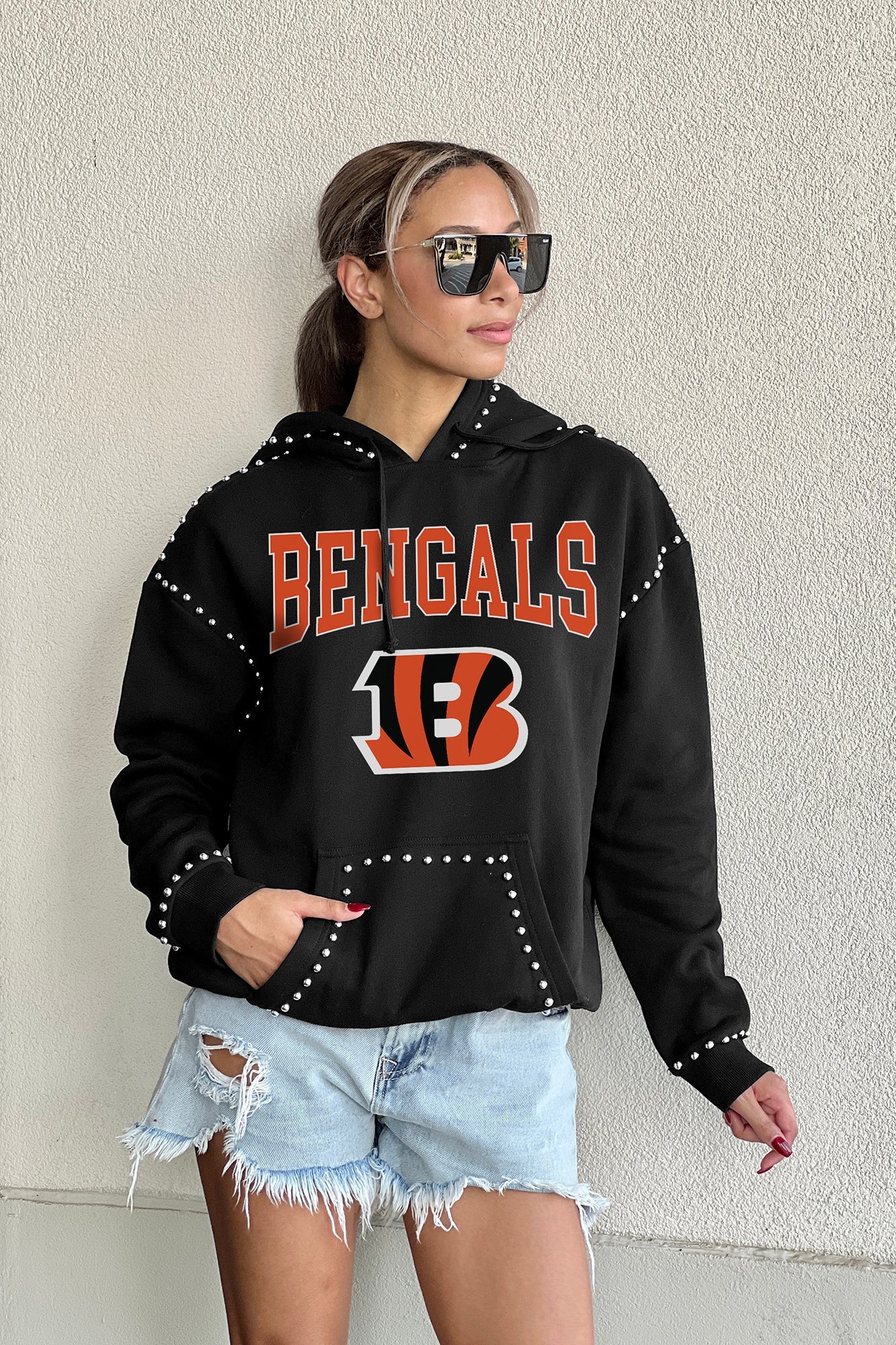 CINCINNATI BENGALS CATCH THE VIBE STUDDED DETAIL FLEECE FRONT POCKET HOODIE