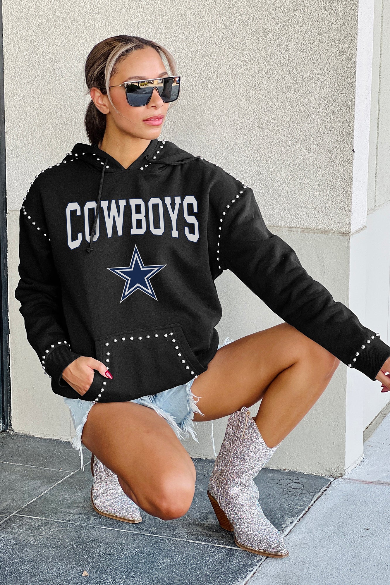 DALLAS COWBOYS CATCH THE VIBE STUDDED DETAIL FLEECE FRONT POCKET HOODIE