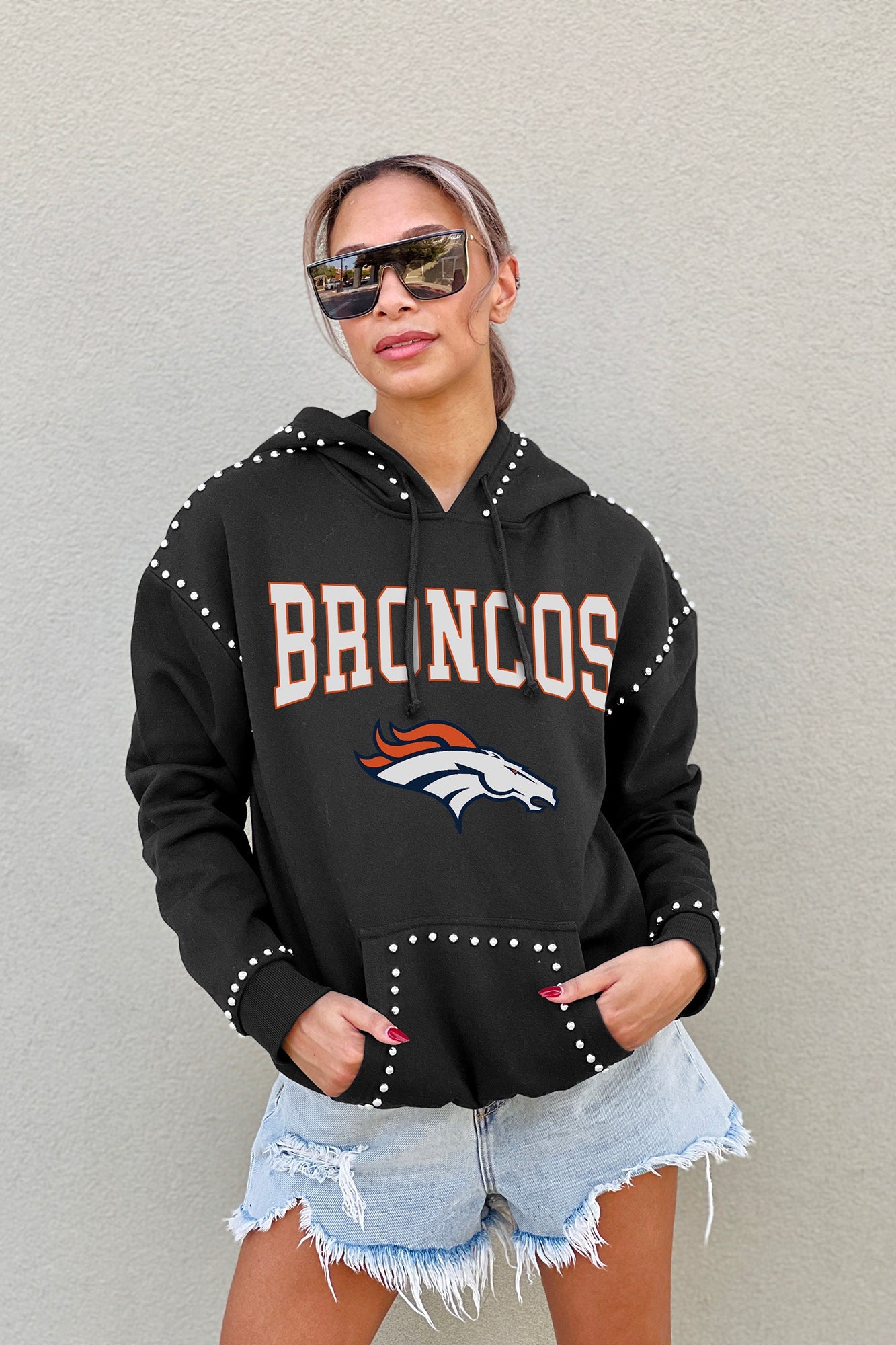 DENVER BRONCOS CATCH THE VIBE STUDDED DETAIL FLEECE FRONT POCKET HOODIE