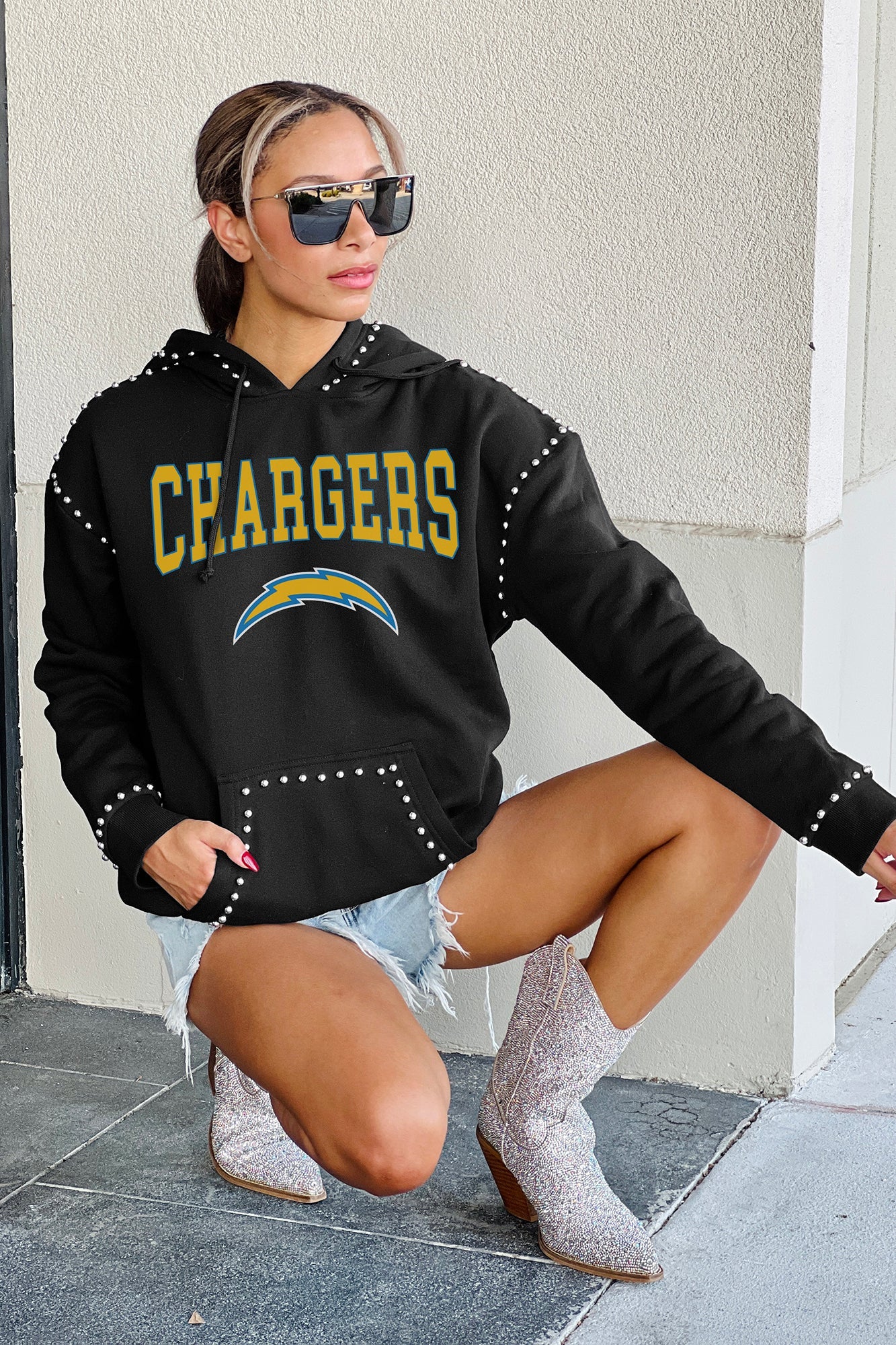 LOS ANGELES CHARGERS CATCH THE VIBE STUDDED DETAIL FLEECE FRONT POCKET HOODIE