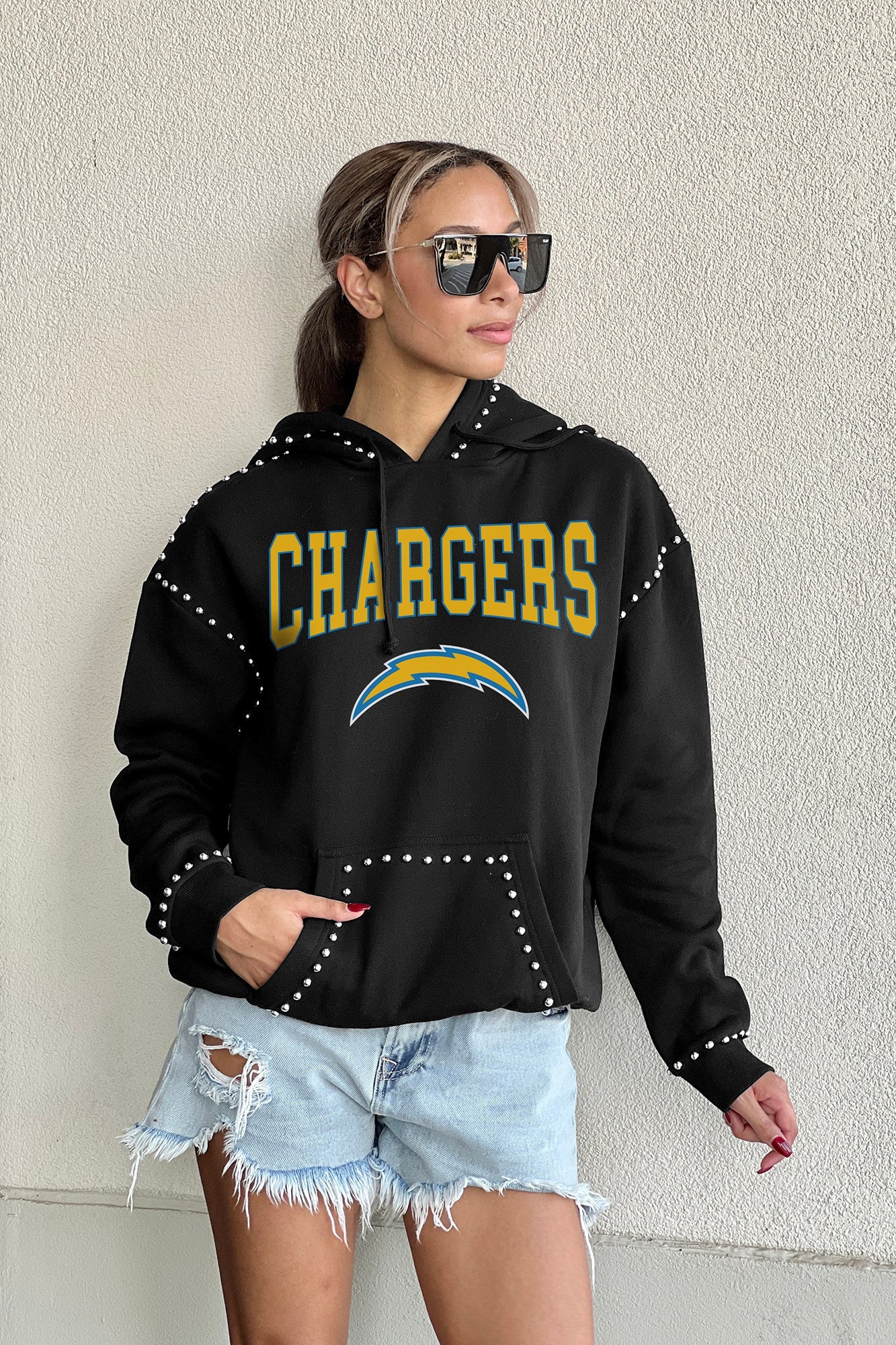 LOS ANGELES CHARGERS CATCH THE VIBE STUDDED DETAIL FLEECE FRONT POCKET HOODIE