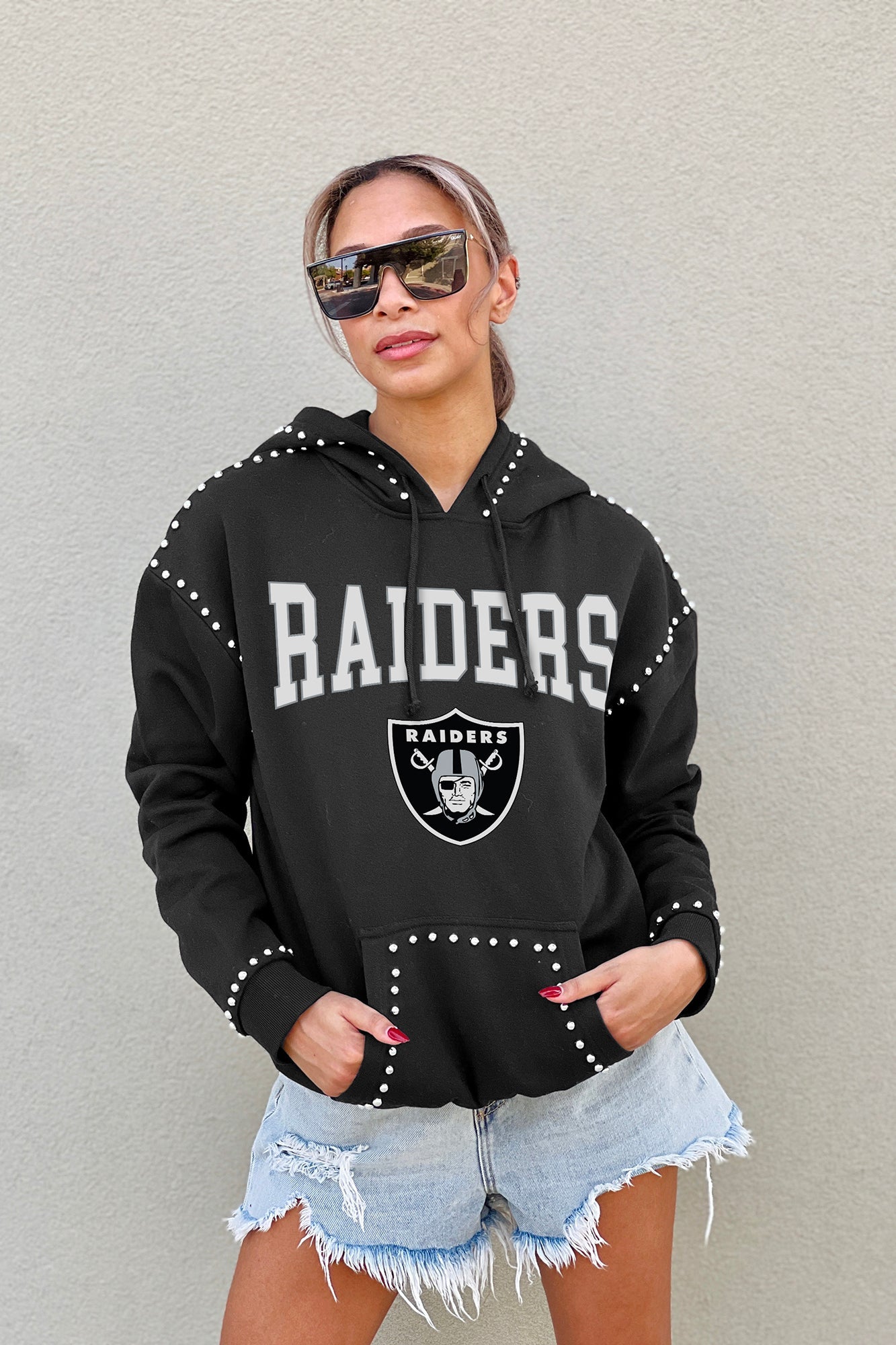 LAS VEGAS RAIDERS CATCH THE VIBE STUDDED DETAIL FLEECE FRONT POCKET HOODIE