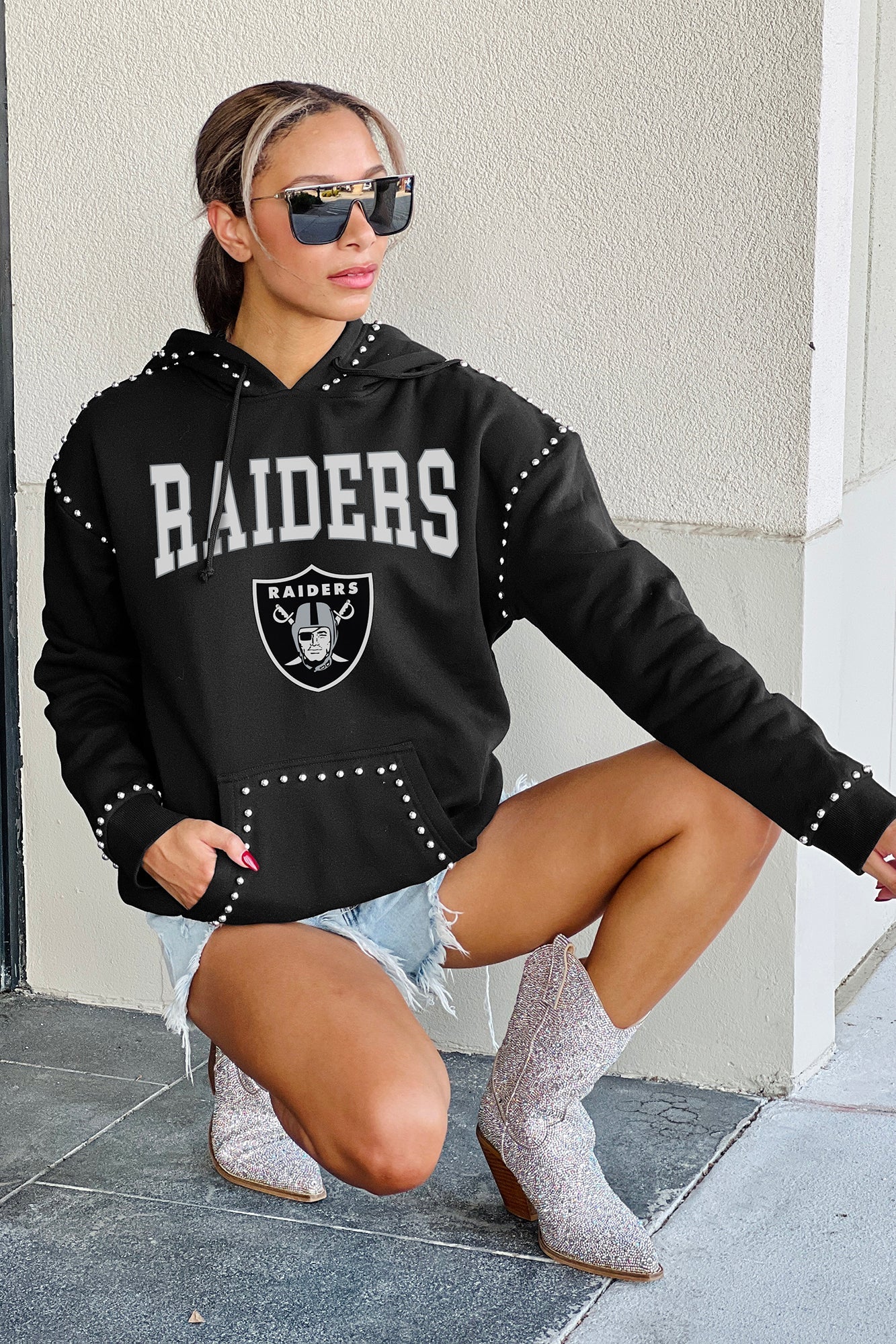 LAS VEGAS RAIDERS CATCH THE VIBE STUDDED DETAIL FLEECE FRONT POCKET HOODIE