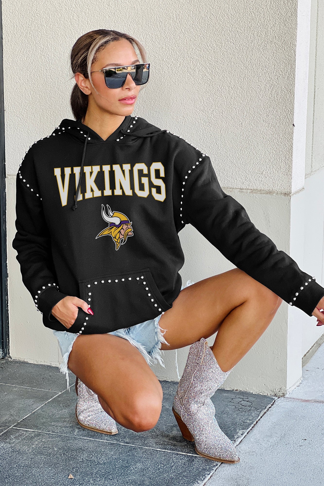 MINNESOTA VIKINGS CATCH THE VIBE STUDDED DETAIL FLEECE FRONT POCKET HOODIE