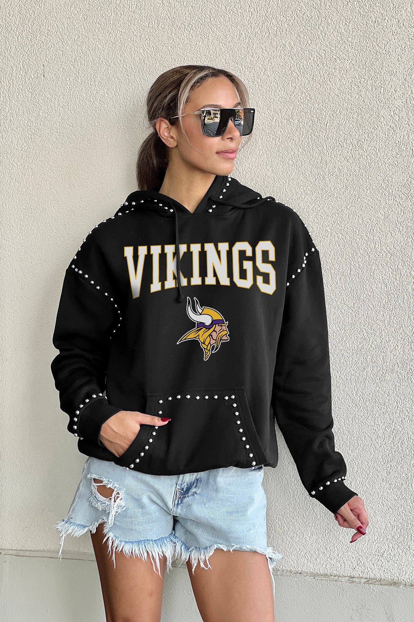 MINNESOTA VIKINGS CATCH THE VIBE STUDDED DETAIL FLEECE FRONT POCKET HOODIE