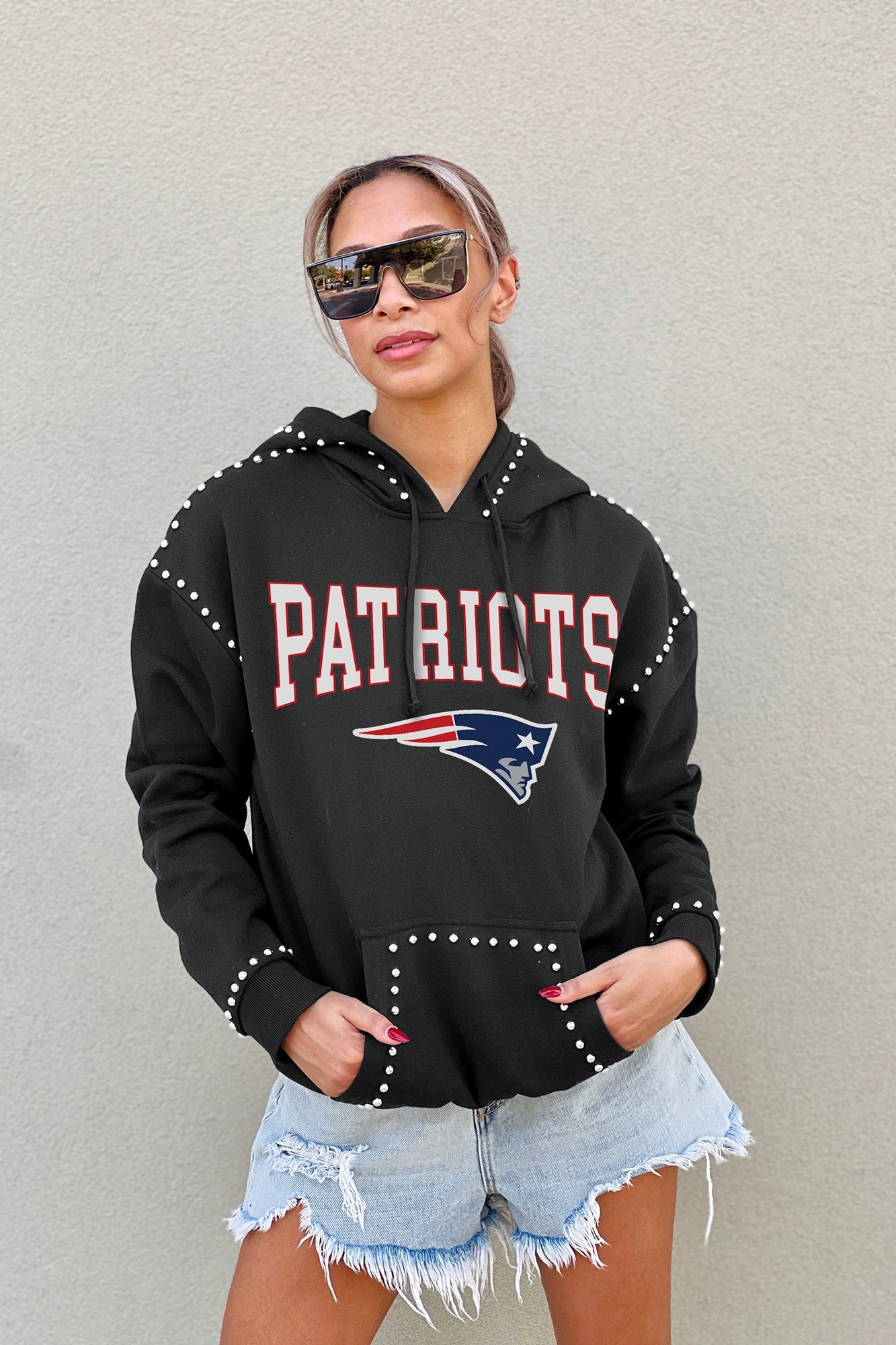 NEW ENGLAND PATRIOTS CATCH THE VIBE STUDDED DETAIL FLEECE FRONT POCKET HOODIE