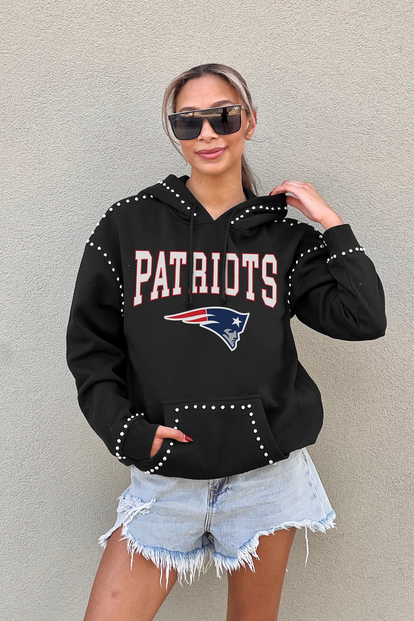 NEW ENGLAND PATRIOTS CATCH THE VIBE STUDDED DETAIL FLEECE FRONT POCKET HOODIE