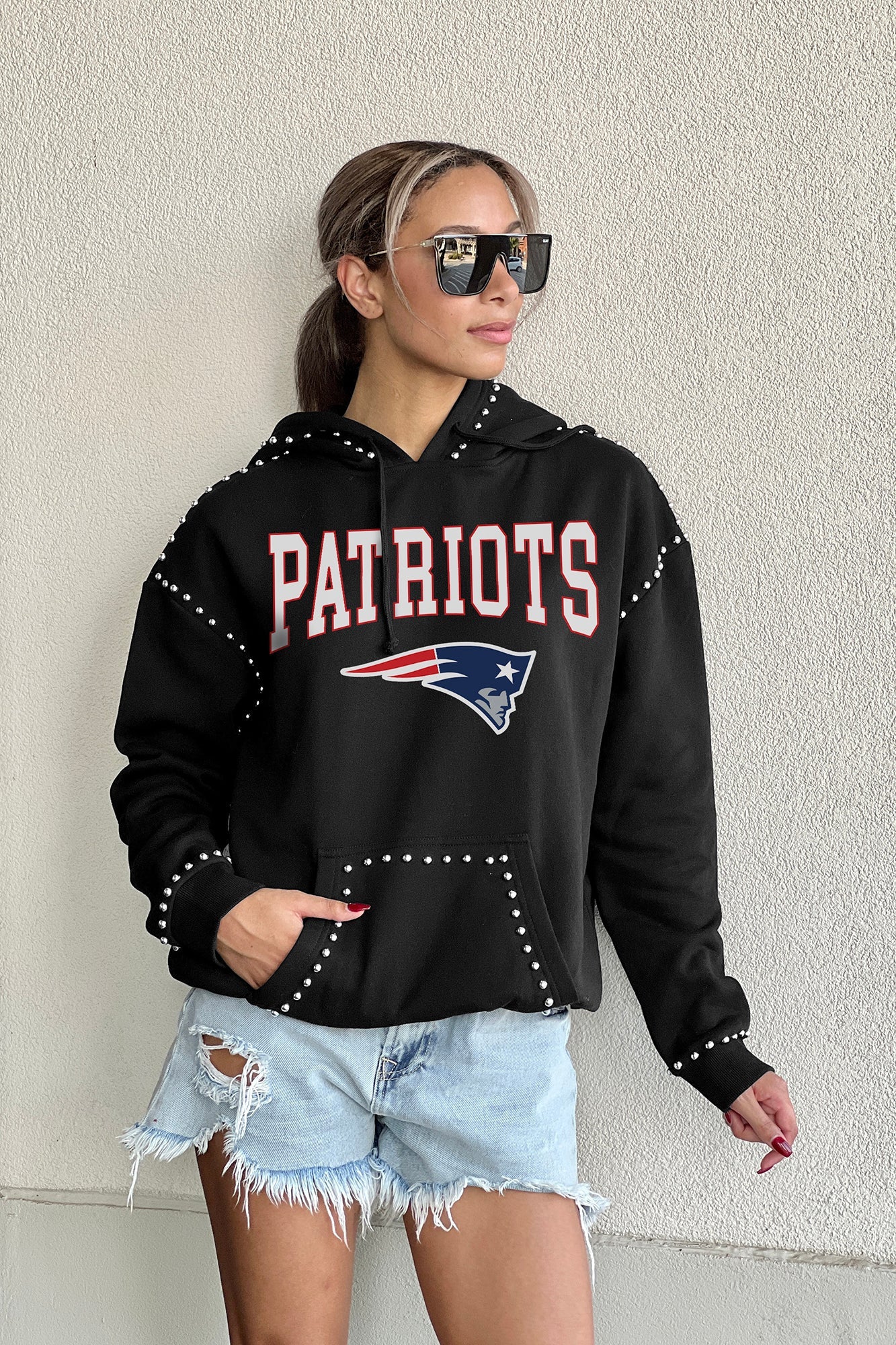 NEW ENGLAND PATRIOTS CATCH THE VIBE STUDDED DETAIL FLEECE FRONT POCKET HOODIE