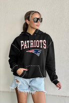 NEW ENGLAND PATRIOTS CATCH THE VIBE STUDDED DETAIL FLEECE FRONT POCKET HOODIE