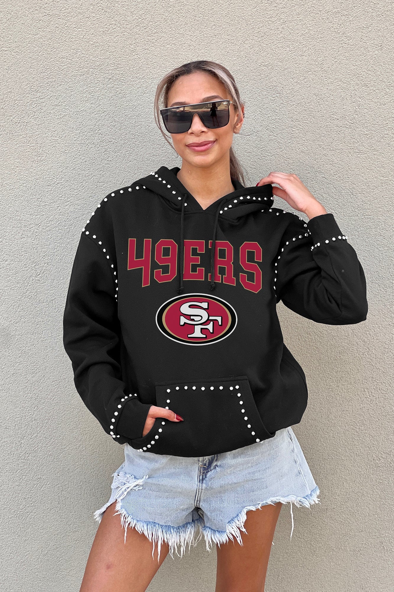 SAN FRANCISCO 49ERS CATCH THE VIBE STUDDED DETAIL FLEECE FRONT POCKET HOODIE