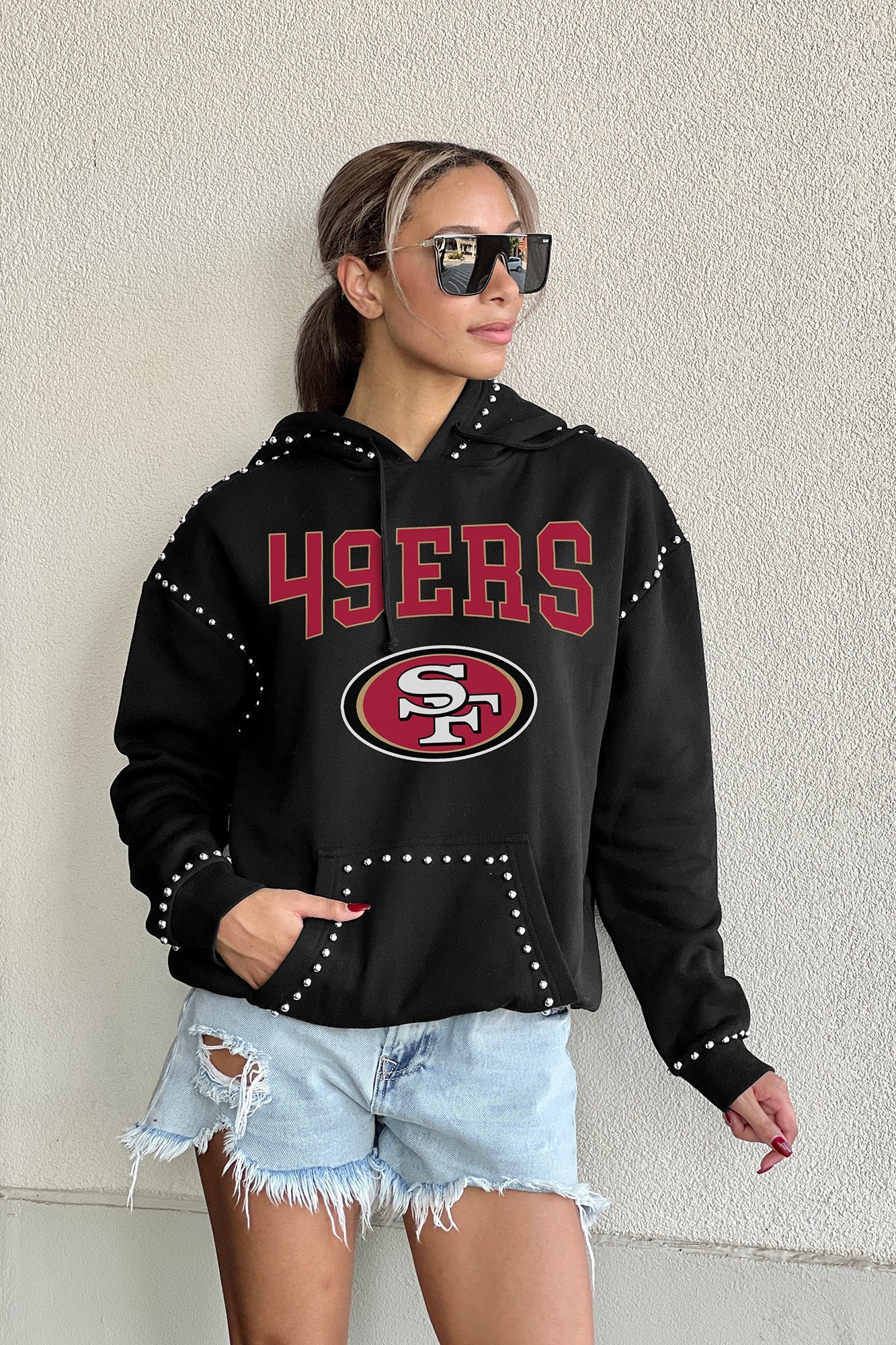 SAN FRANCISCO 49ERS CATCH THE VIBE STUDDED DETAIL FLEECE FRONT POCKET HOODIE