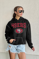 SAN FRANCISCO 49ERS CATCH THE VIBE STUDDED DETAIL FLEECE FRONT POCKET HOODIE