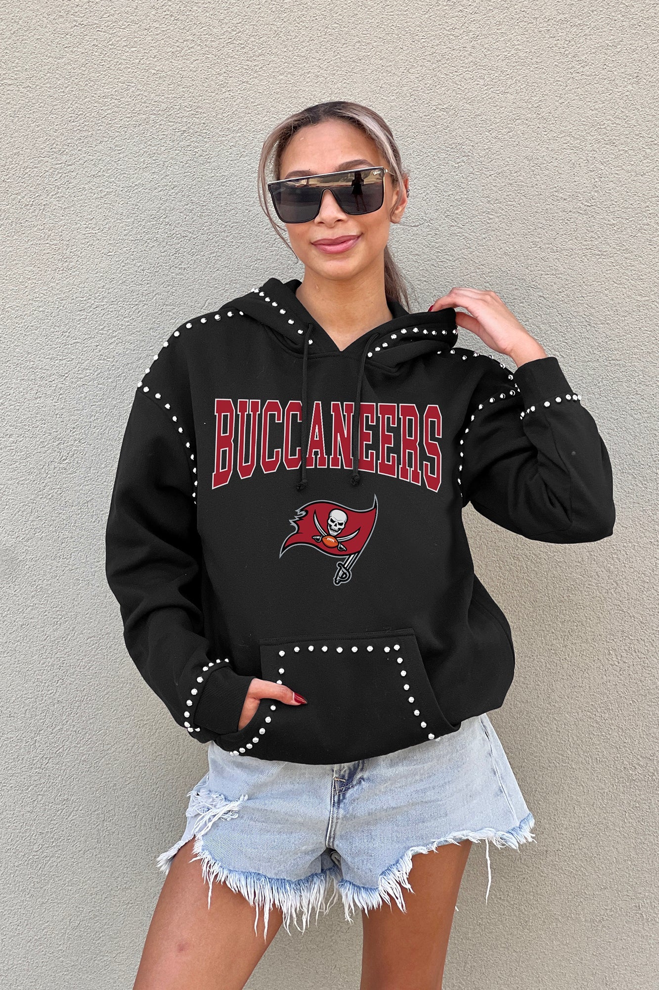 TAMPA BAY BUCCANEERS CATCH THE VIBE STUDDED DETAIL FLEECE FRONT POCKET HOODIE