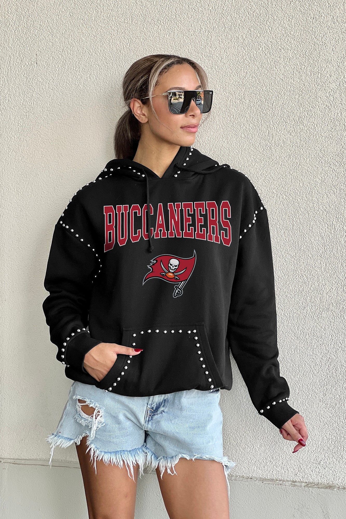 TAMPA BAY BUCCANEERS CATCH THE VIBE STUDDED DETAIL FLEECE FRONT POCKET HOODIE