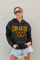 WASHINGTON COMMANDERS CATCH THE VIBE STUDDED DETAIL FLEECE FRONT POCKET HOODIE