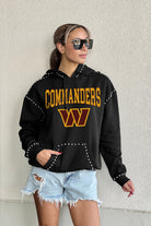 WASHINGTON COMMANDERS CATCH THE VIBE STUDDED DETAIL FLEECE FRONT POCKET HOODIE