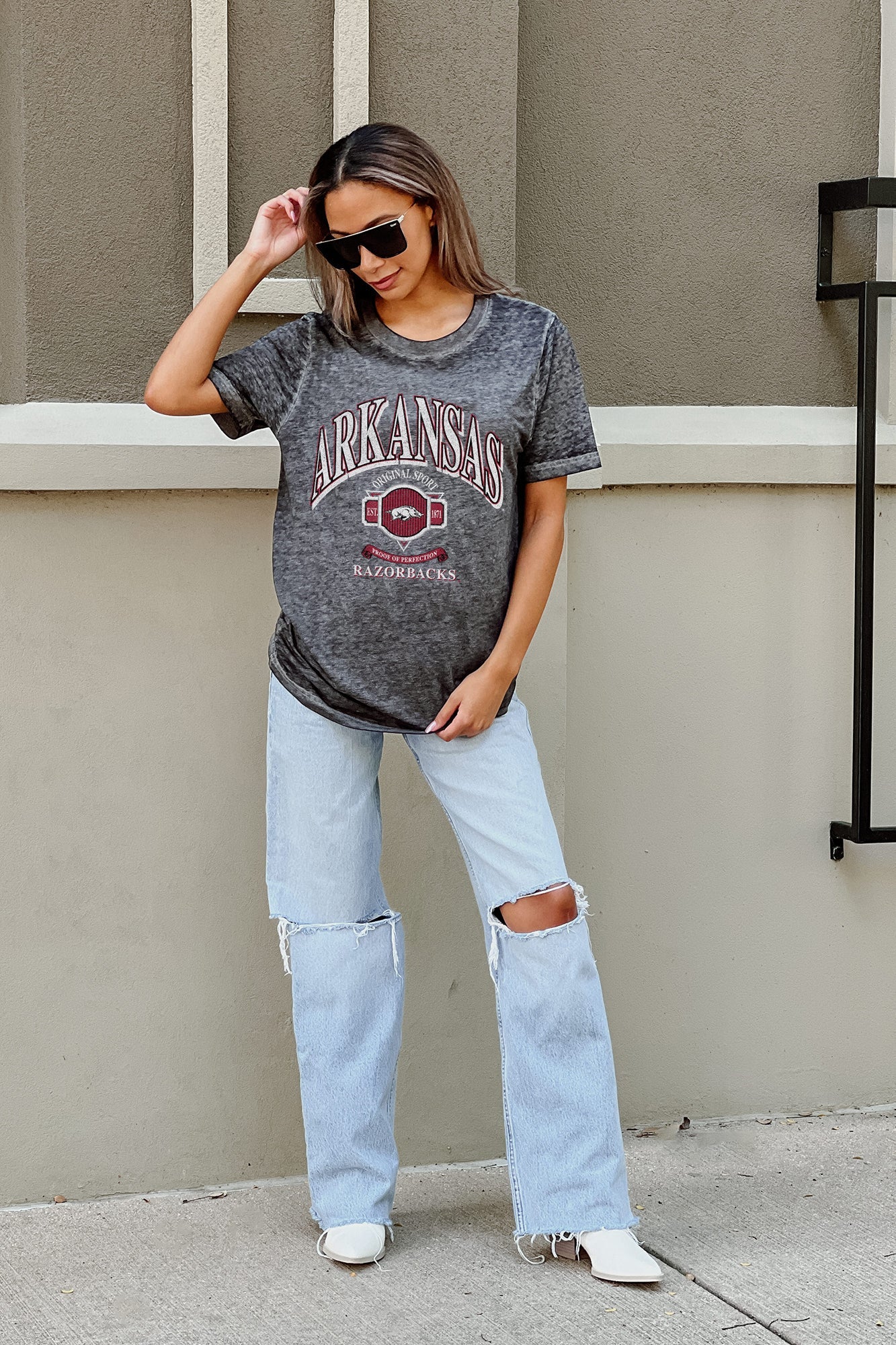 ARKANSAS RAZORBACKS SWITCH IT UP ACID WASH BOYFRIEND TEE