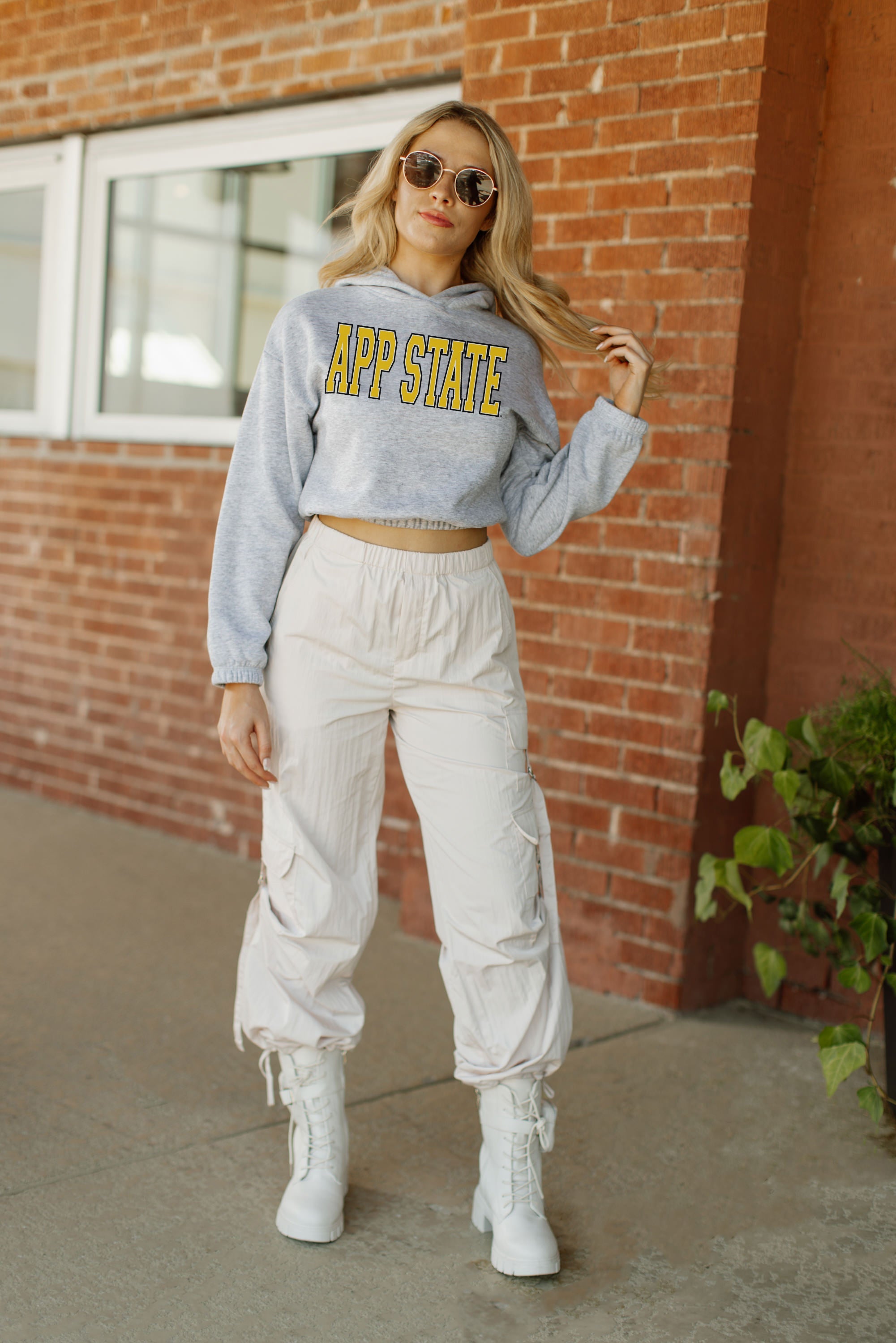 APPALACHIAN STATE MOUNTAINEERS HEADED TO VICTORY BANDED CROPPED HOODIE BY MADI PREWETT